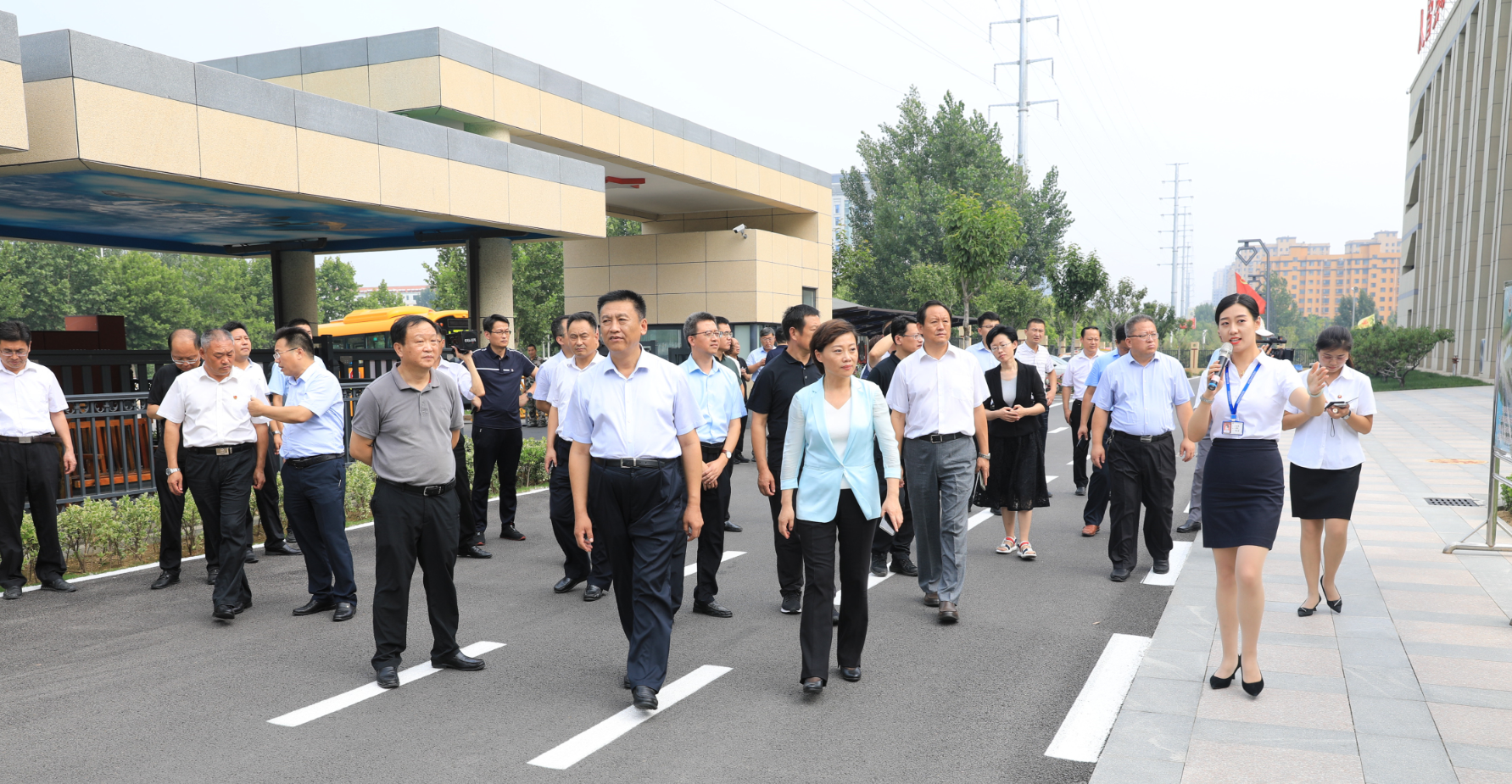 7月16日，金鄉(xiāng)縣委書記董冰帶領(lǐng)黨政考察團一行蒞臨我校參觀考察