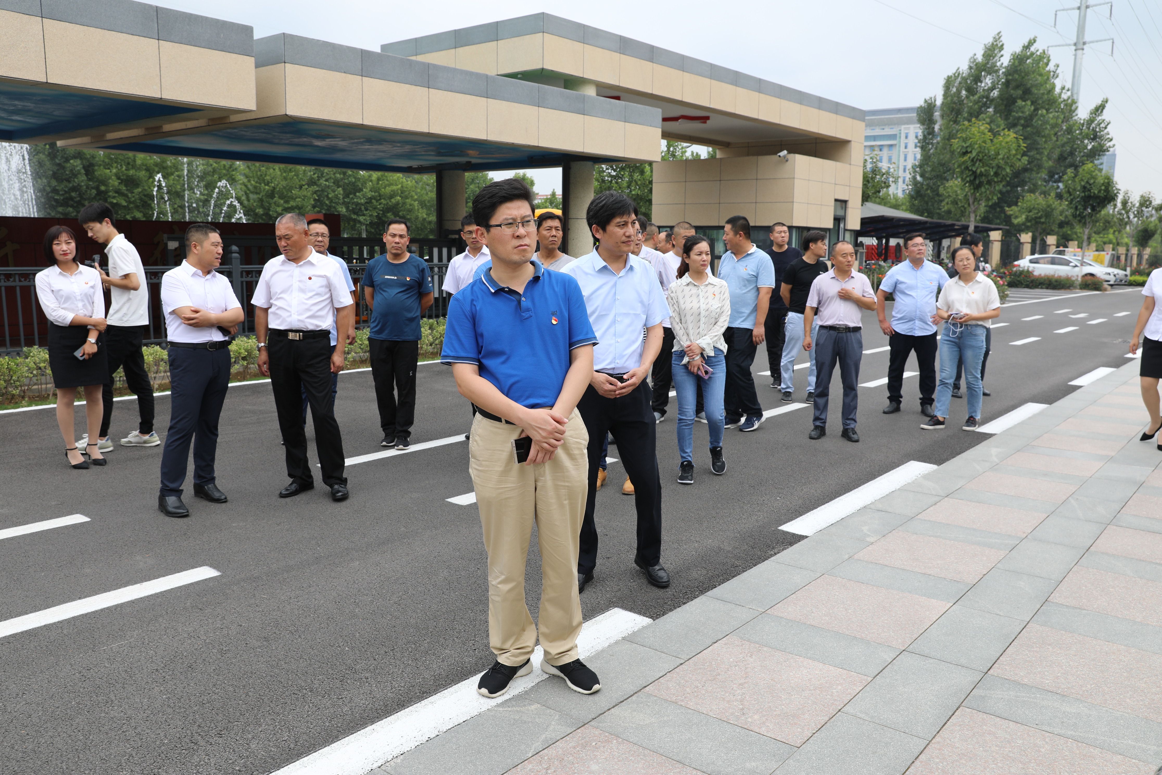 7月18日，濟寧市太白湖新區(qū)許莊街道黨工委書記田玉平一行到北大新世紀鄒城實驗學校進行現(xiàn)場考察觀摩